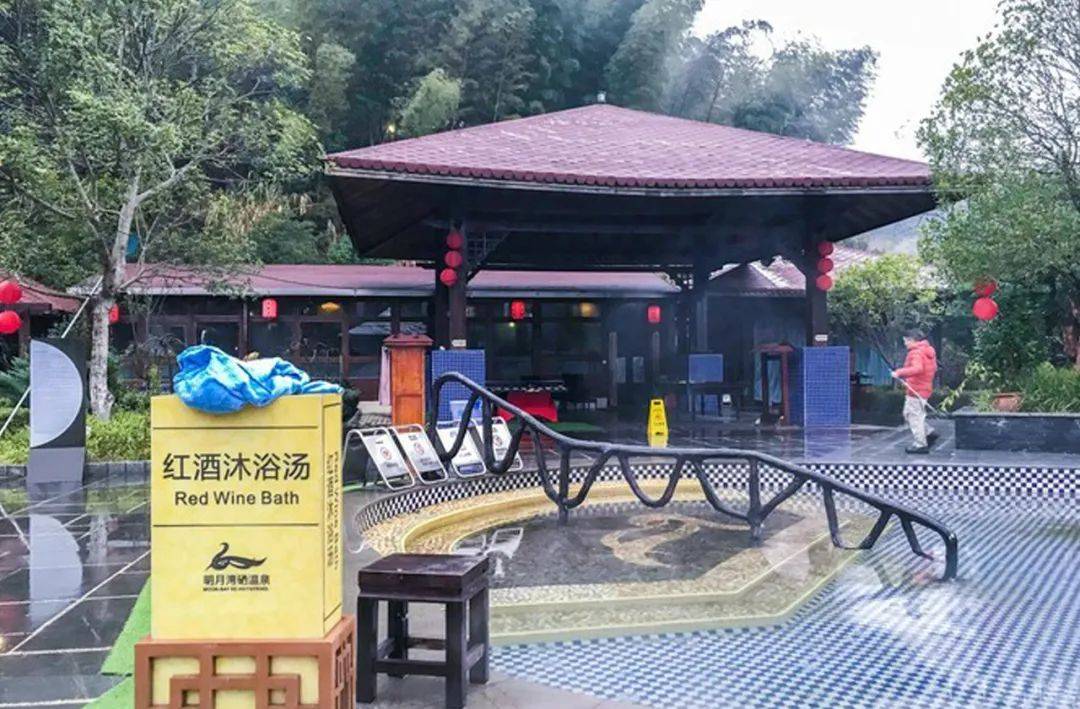 层峦叠翠,风景秀美,独特的全天候户外园林及山体温泉池,沐汤之余,仰望