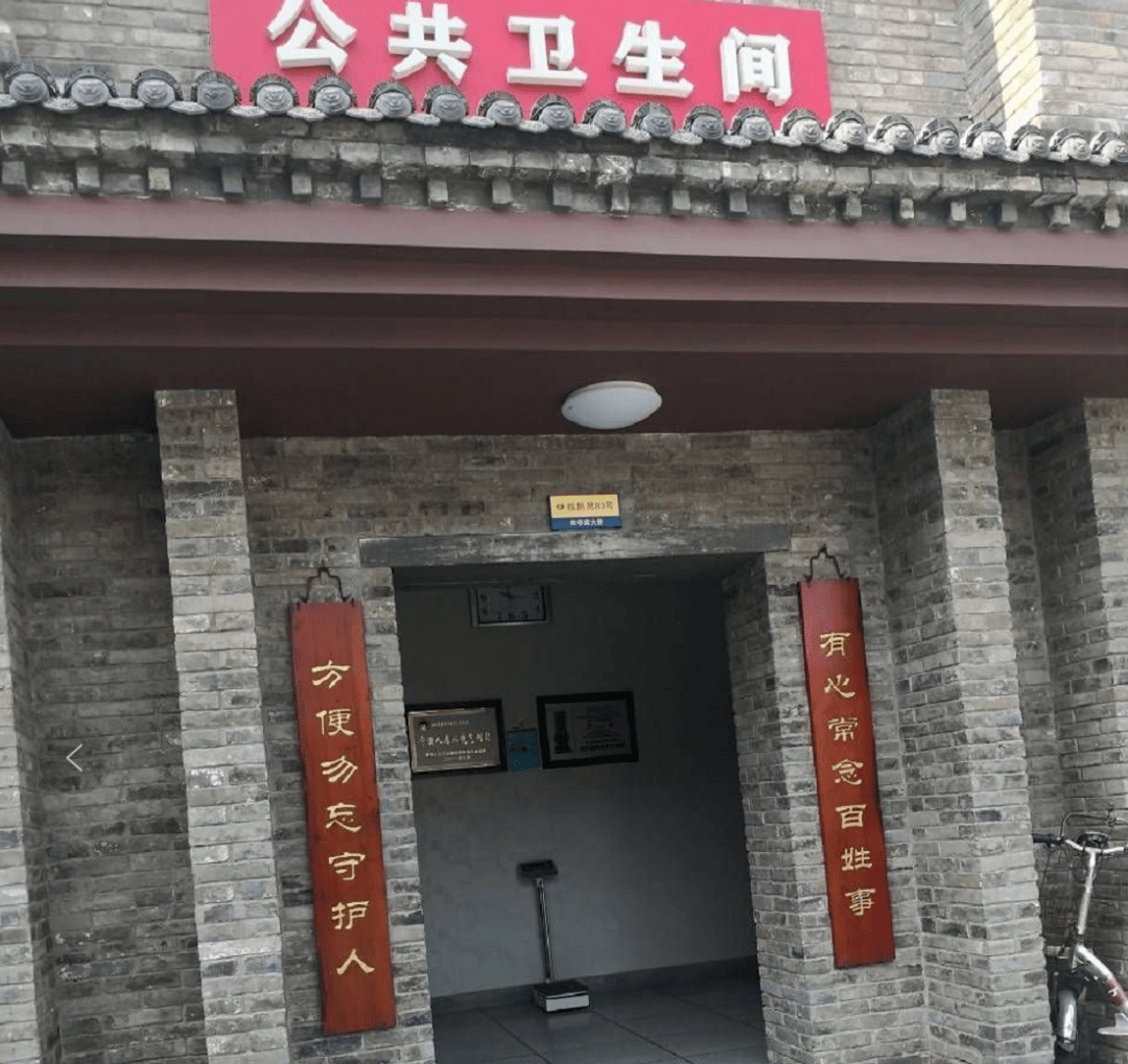 他们把自己的理念都写在了每间厕所门口的对联上,而且不重样: "解