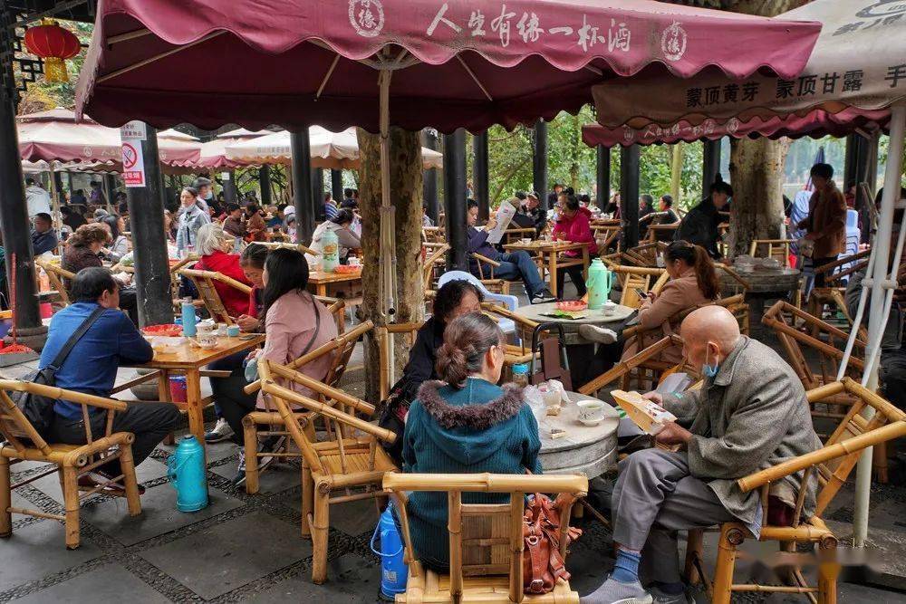 而成都人民公园的茶馆是一定不能错过喝茶的好地方,无论是成都的当地