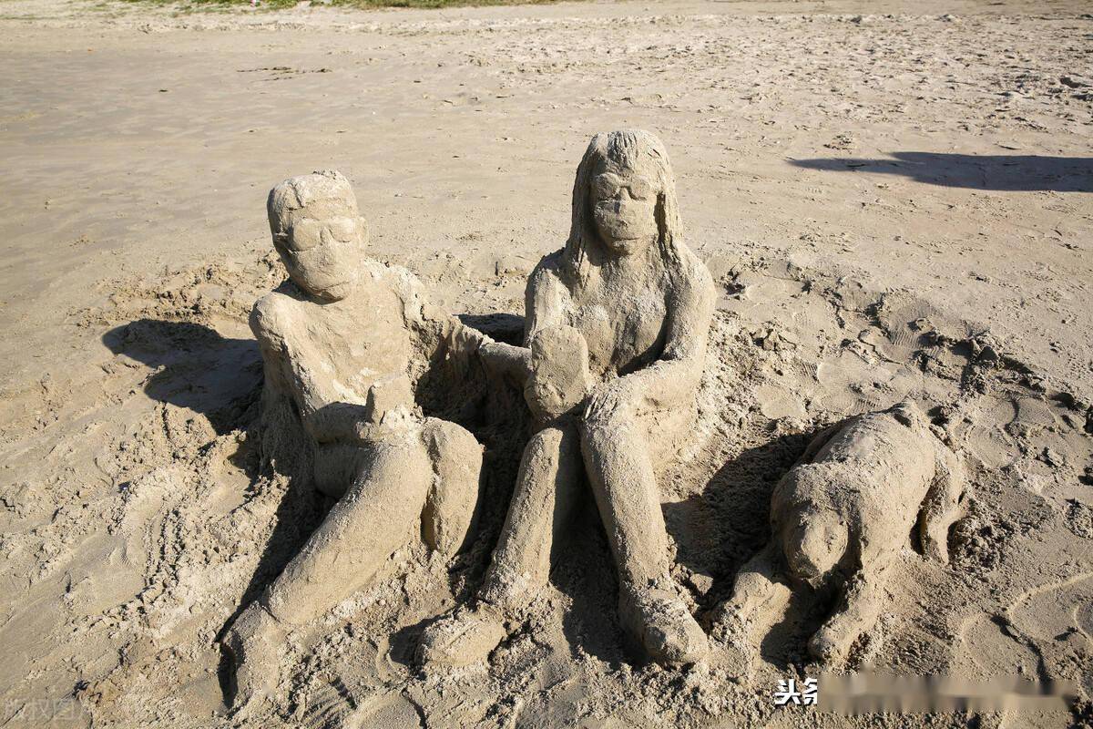 海南三亚湾海滩现温馨情侣沙雕