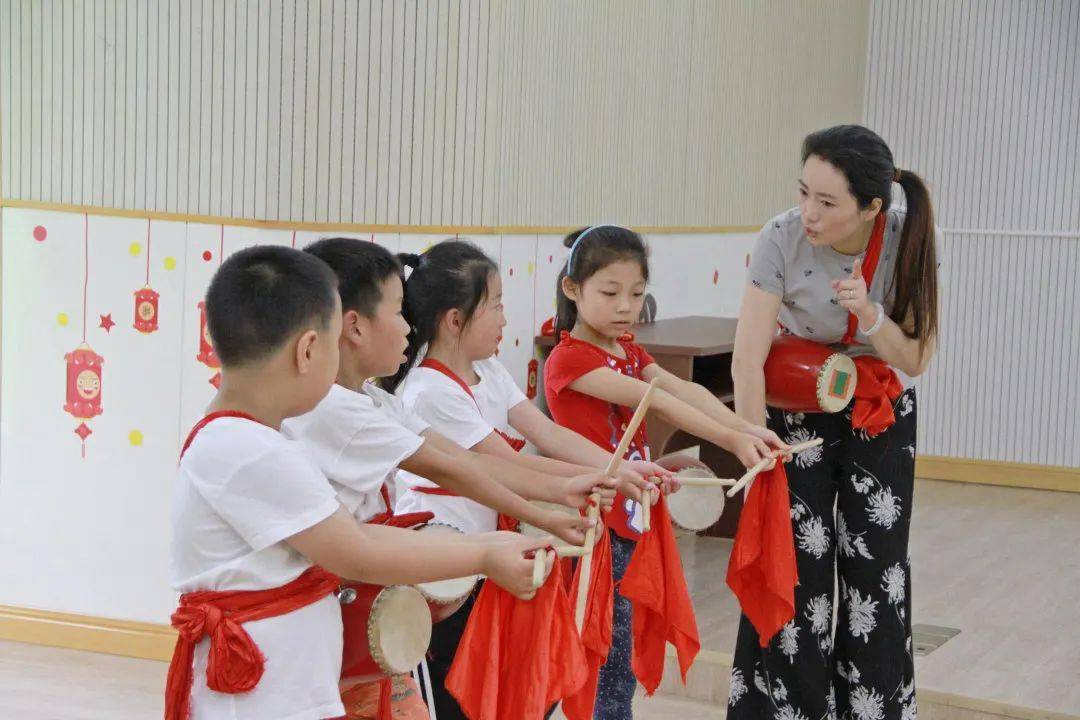 乐学颛桥第2期妙剪生花民艺回归童心乐玩腰鼓敲出欢乐一片