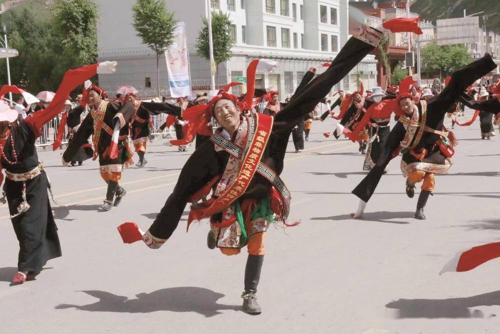 索南扎巴:在美生卓舞中传承民族文化_玉树