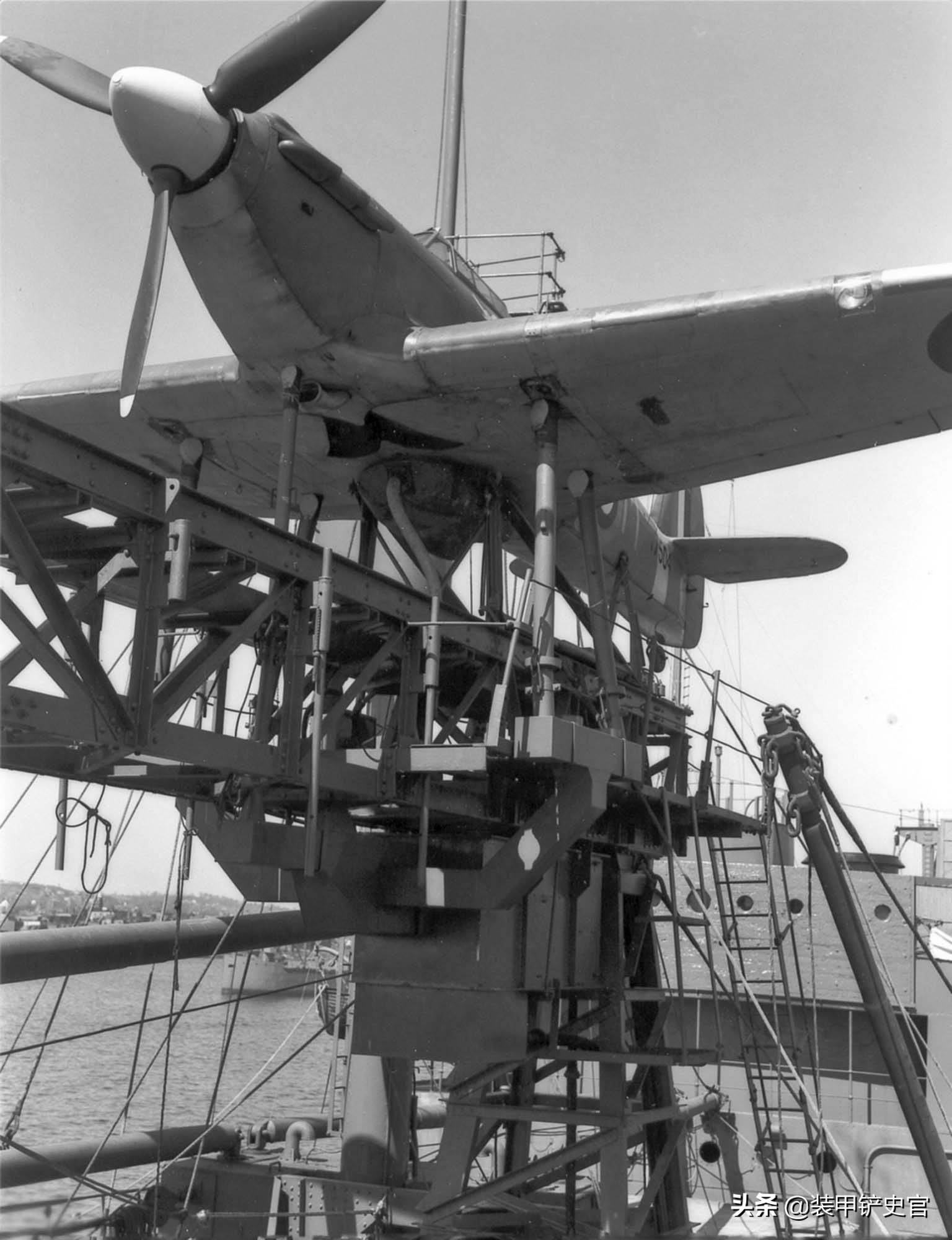 这套系统本质上和常规的火药弹射水上飞机一样,只是由于"海飓风"较大