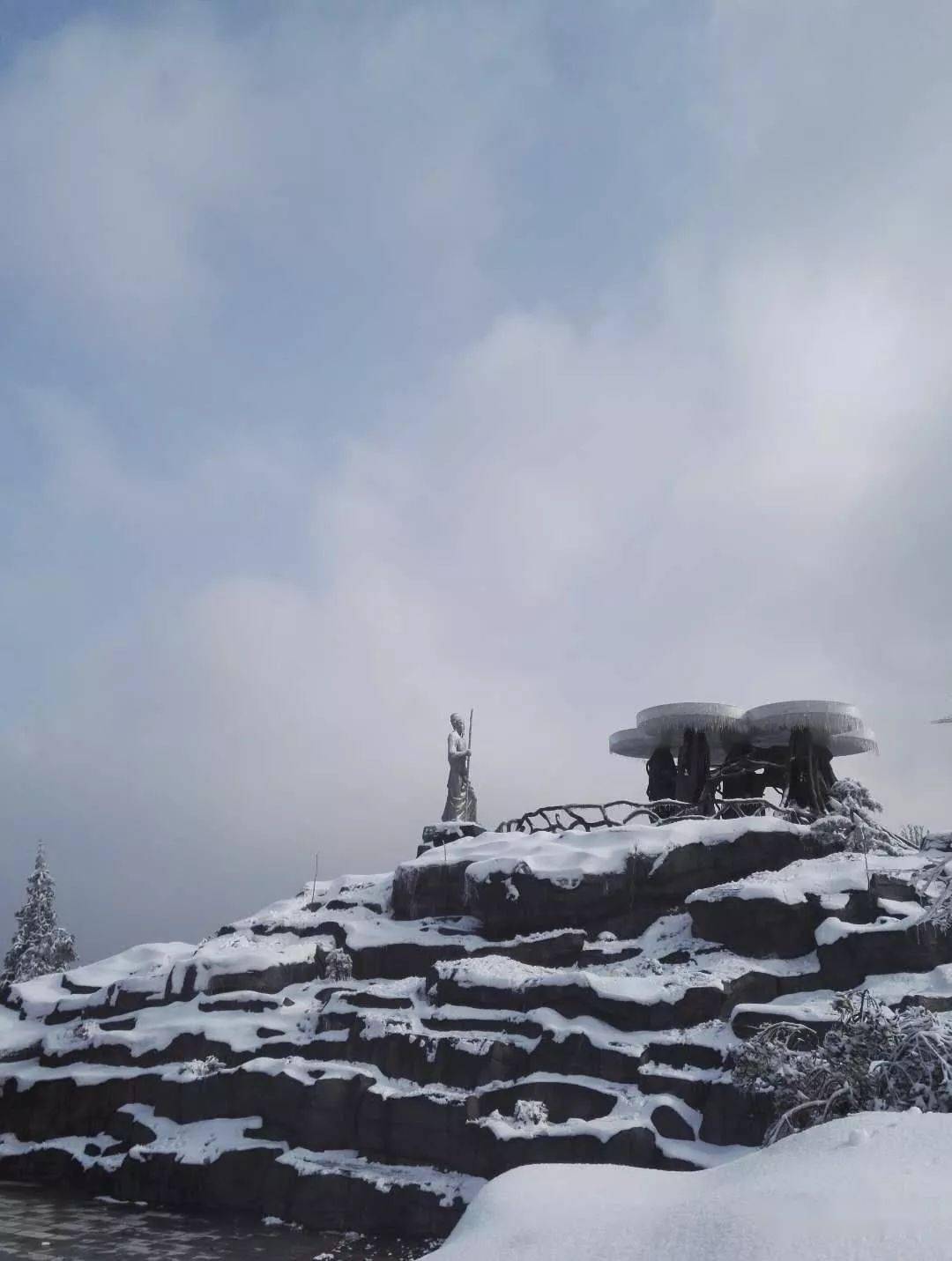 铜钹山雪景图片