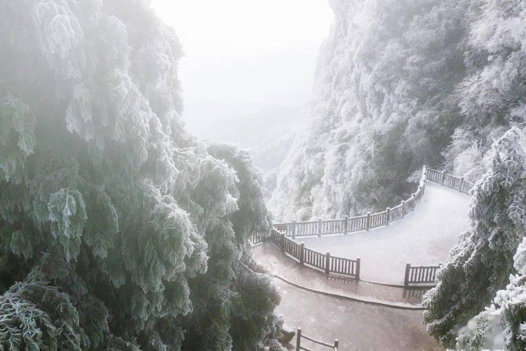 鸟瞰下雪后的摩围山!