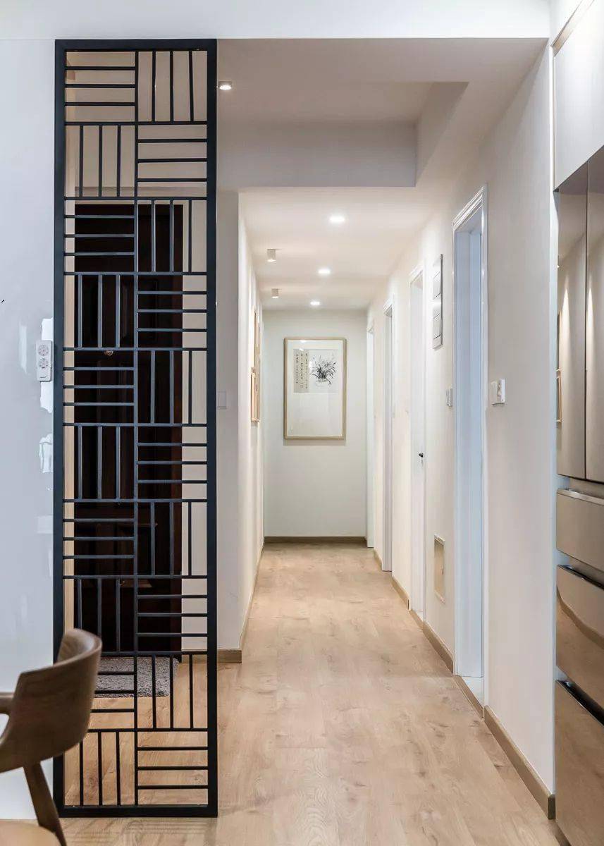 蓝黑色的屏风,整体淡雅简约的走廊,装扮出一个舒心愉悦的走廊空间感