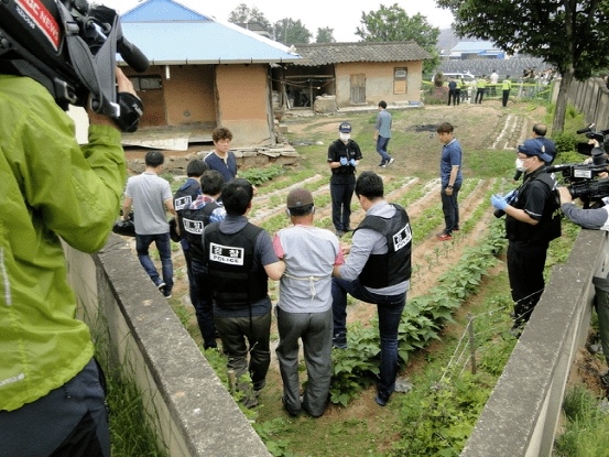 警方帶申俊回到案發現場還原作案當初尹海英讓孩子們在自己家裡裝上