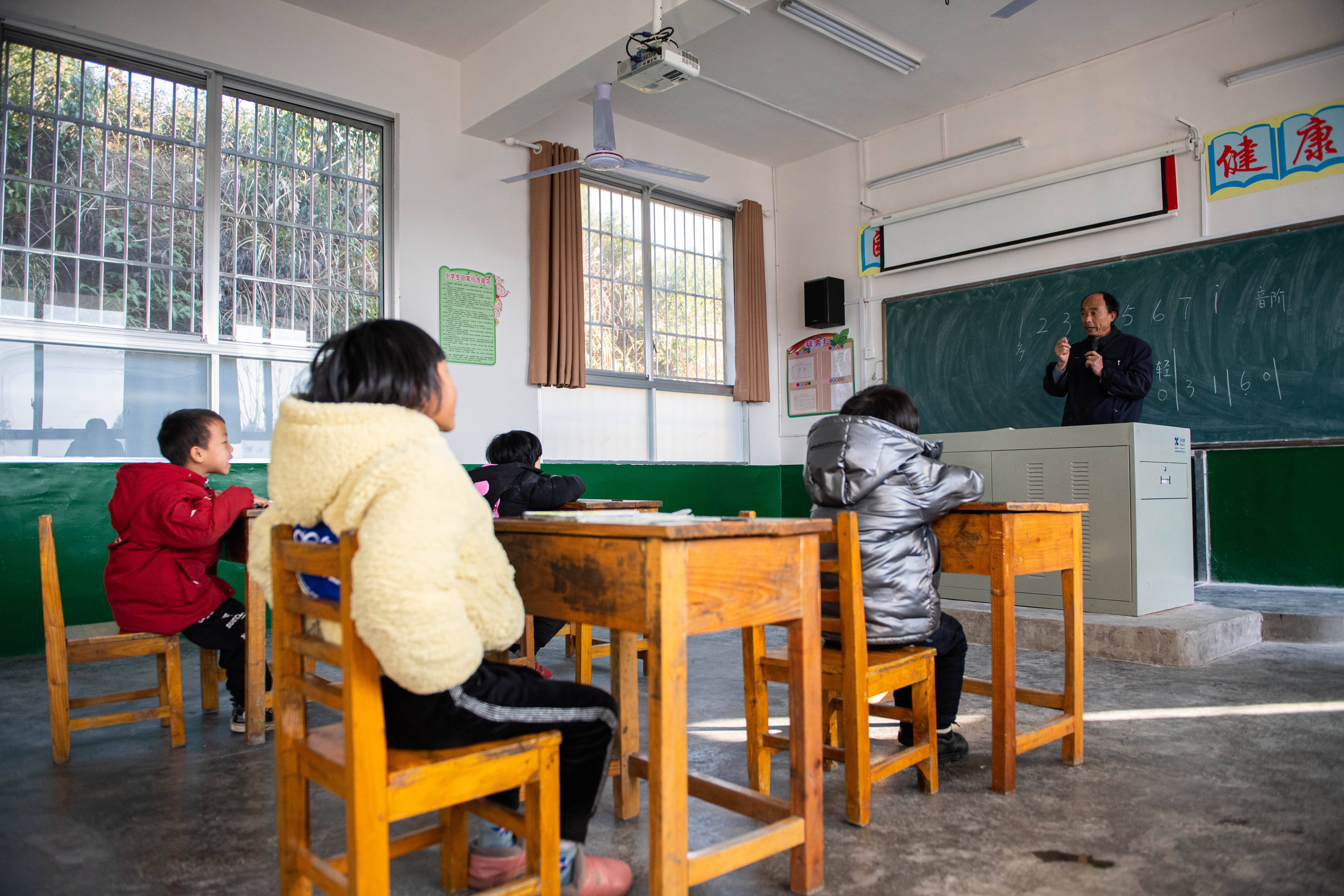 山村小学教室图片