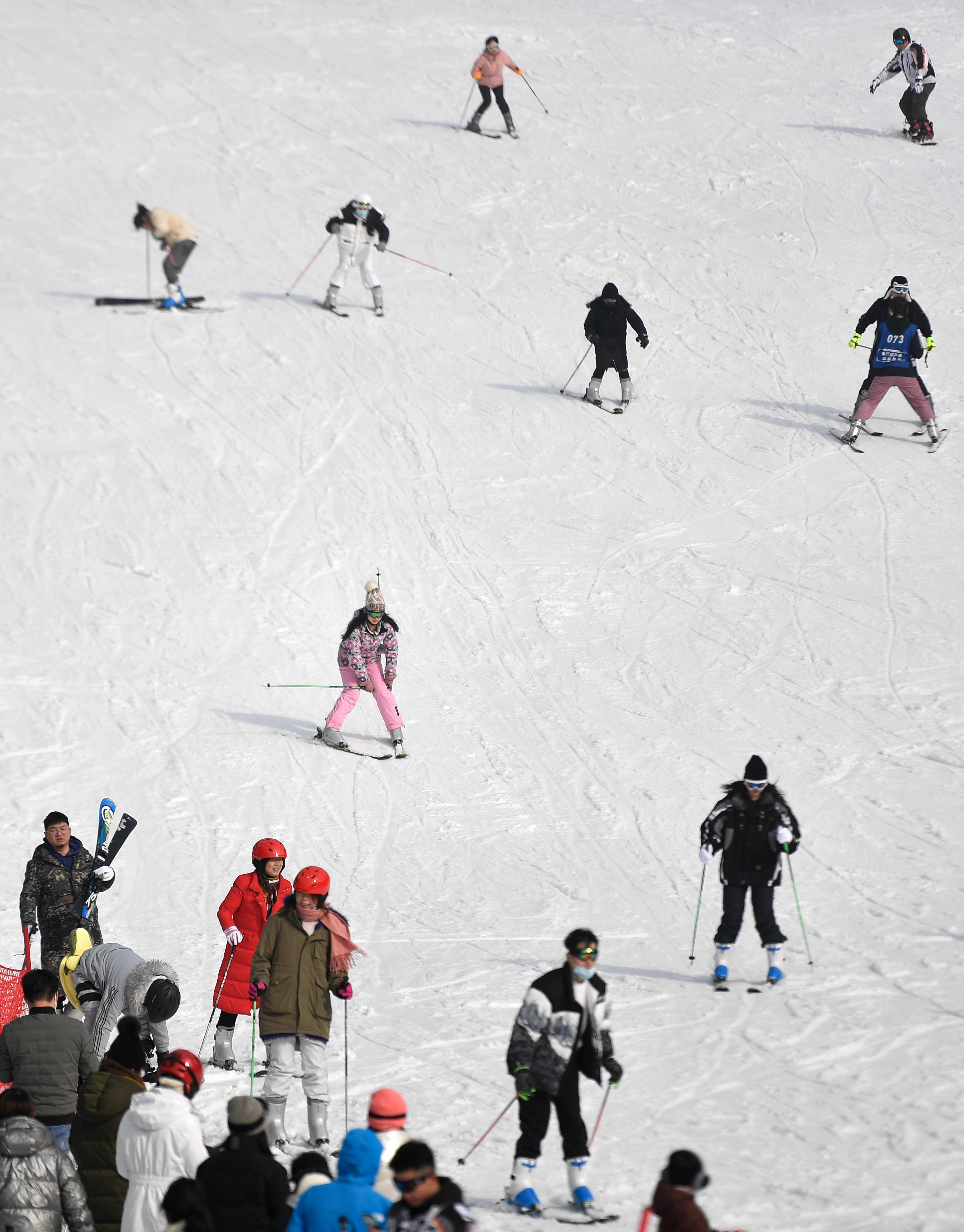 全民健身——浙江临安：游客畅享滑雪乐趣