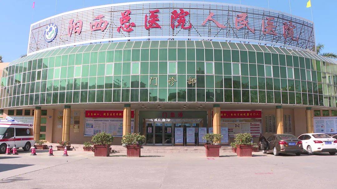 在阳西总医院人民医院的门诊大厅里,记者发现前来就诊的患者明显增多