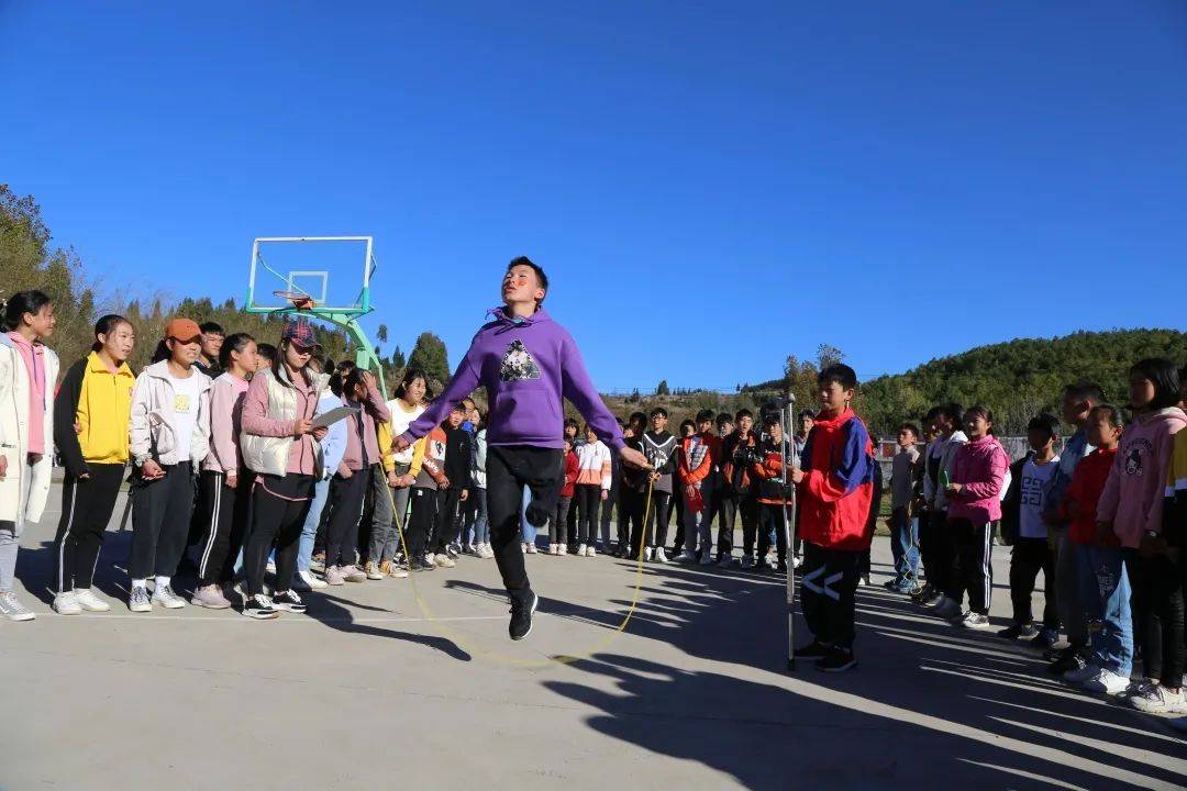 然而,云南省宣威市宝山镇第一中学校园里却是生机盎然,胜似一幅绝世