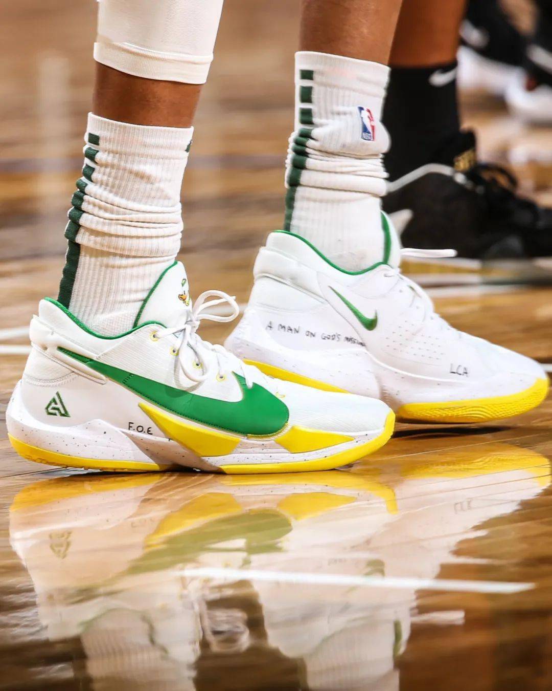 了俄勒冈大学男篮的nike zoom freak 2「oregon ducks」pe©andrew