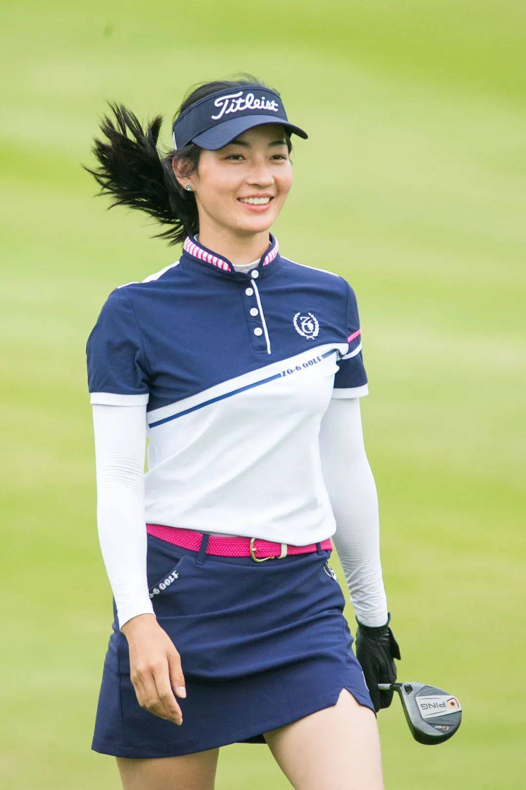 当一个女golfer走进健身房._手机搜狐网