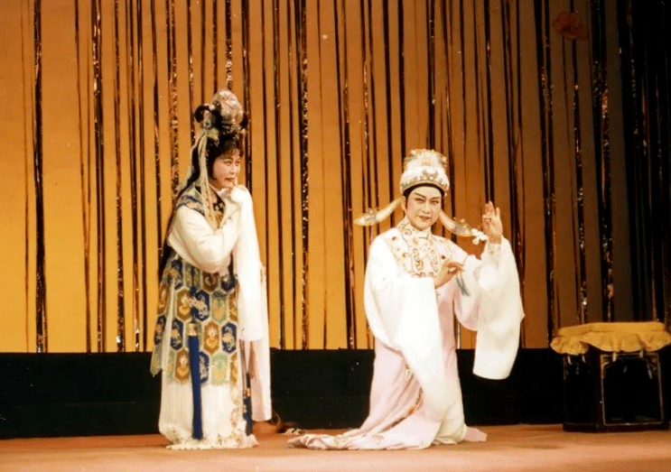 《梁祝》 毕春芳饰梁山伯 戚雅仙饰祝英台▲1951年《龙凤花烛》等经典