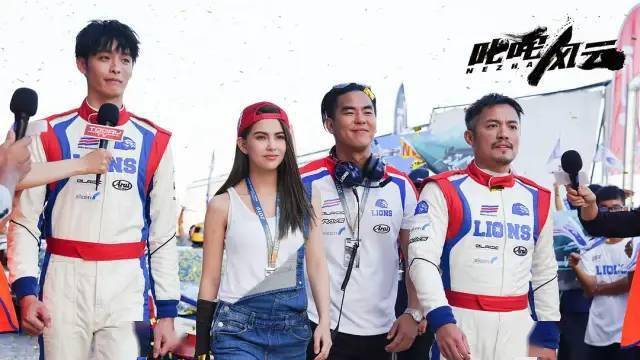 机缘巧合下,各怀心事的三人成为了帮助lions车队重回巅峰的"救命稻草"