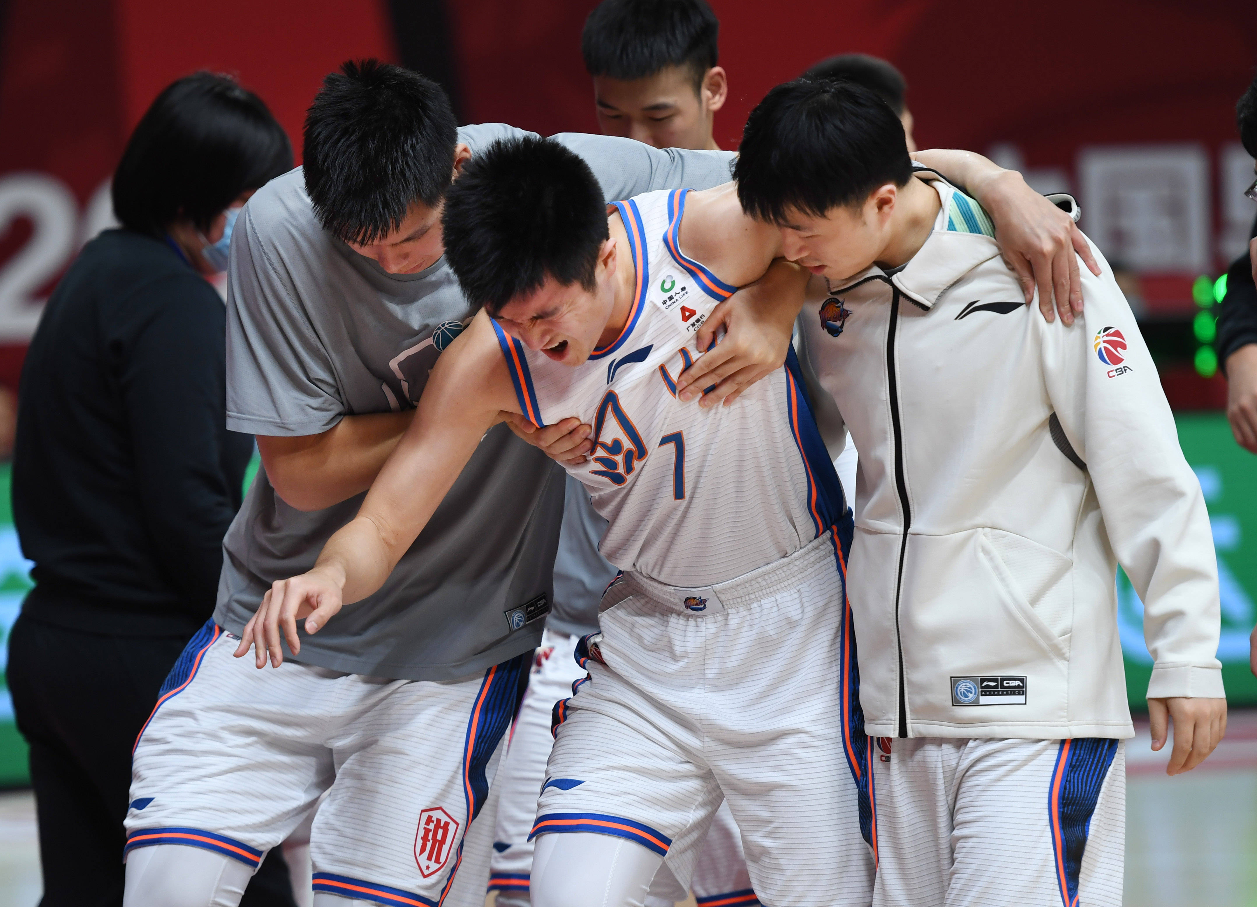 1月17日,四川五粮金樽队球员李泓翰(中)受伤离场.