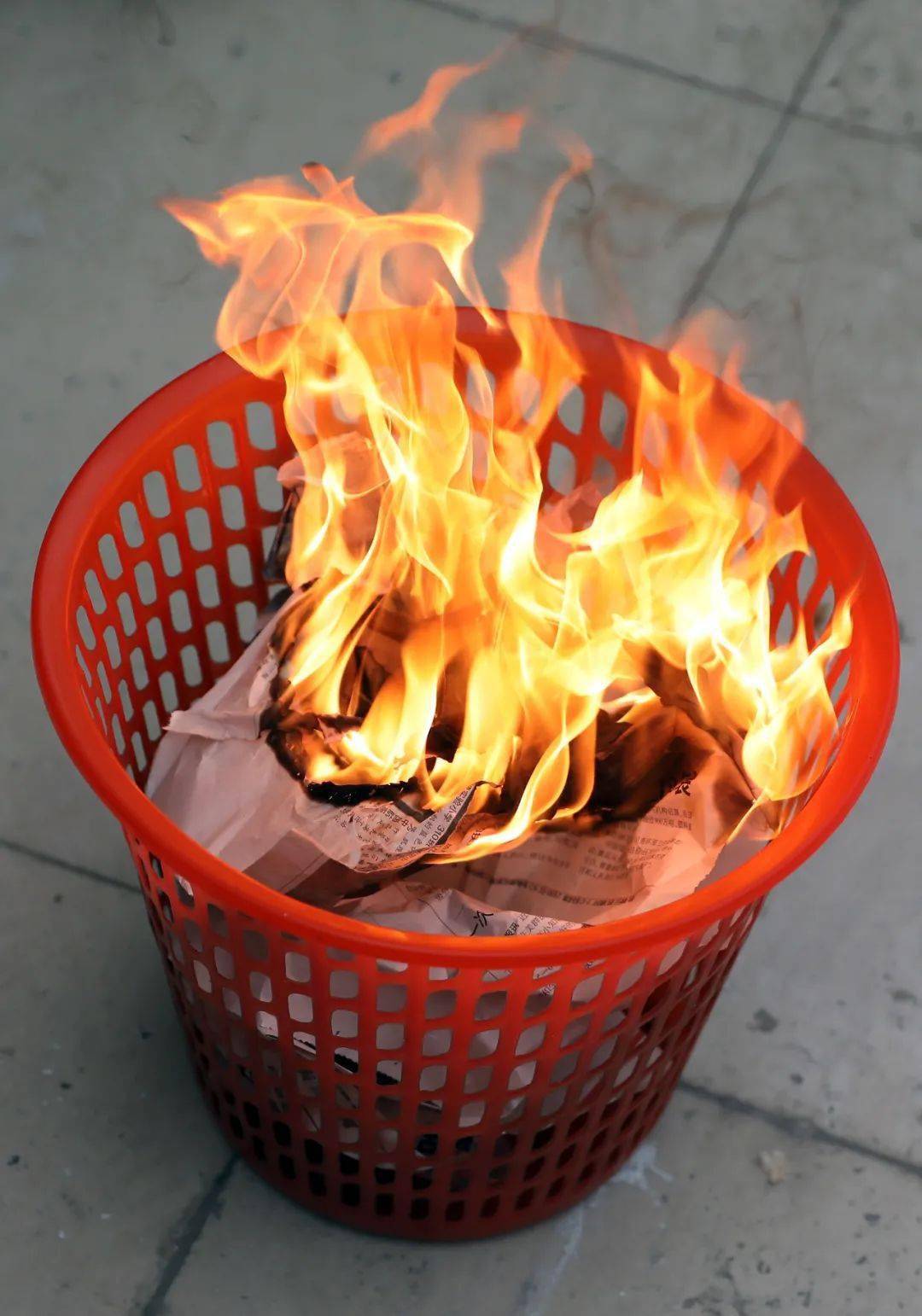 仅10秒,垃圾桶里的纸化为灰烬.