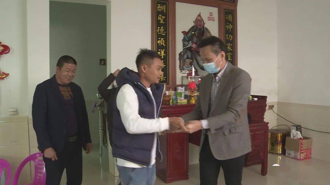 县领导节前带队送温暖~_东山