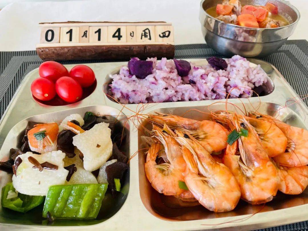 午点平菇青菜蛋汤,红豆饭,宫保鸡丁糯米肉圆午餐:午餐白开水老周绵绵