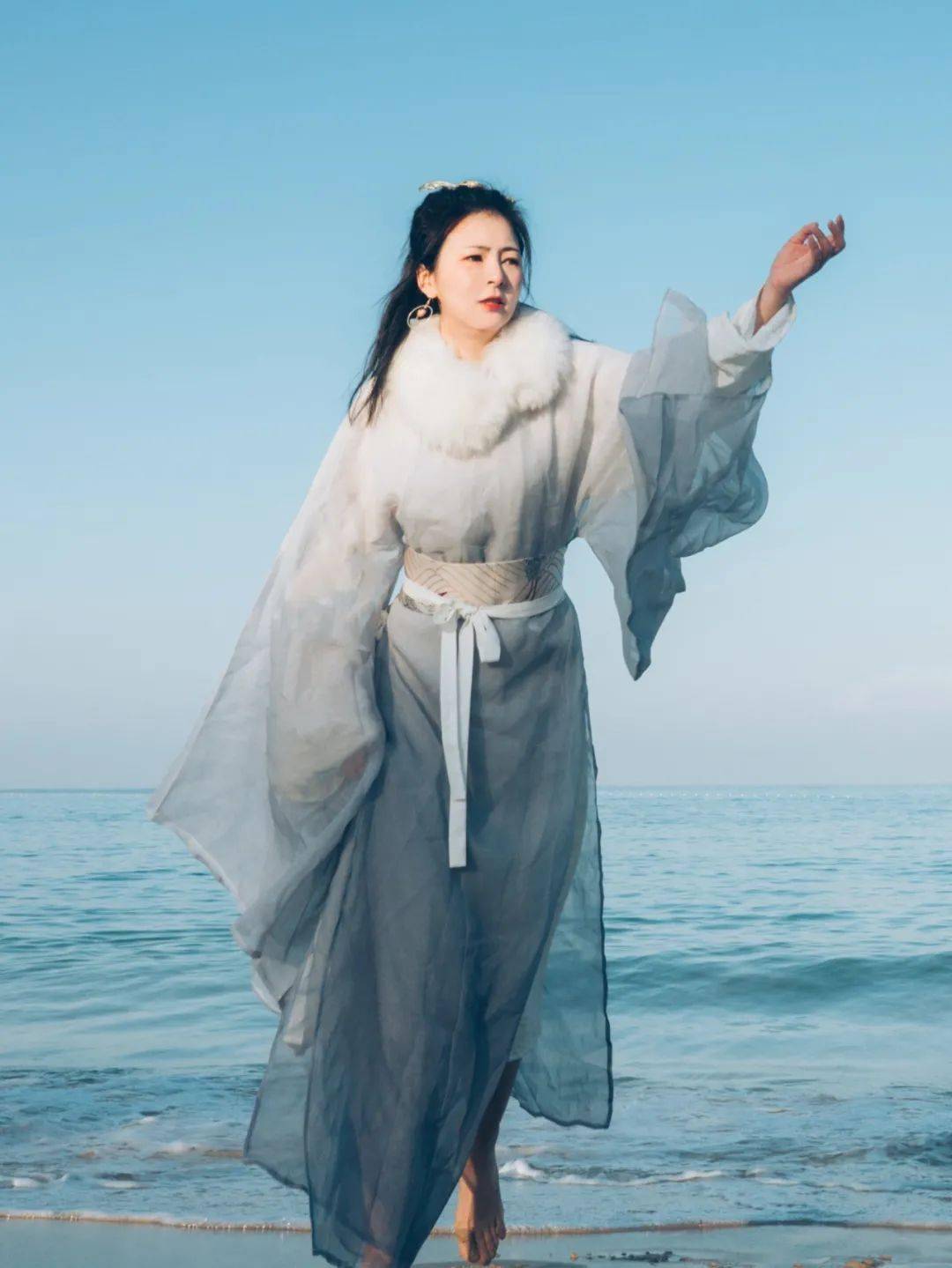 烟青色圆领袍斯人若彩虹拂尘梦中人搭配建议男女老少皆可即使单穿也能