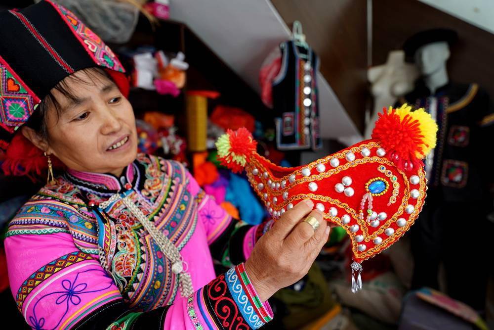 建水街头"尼苏"店,守着彝族大妈绣娘梦,心里藏着多彩民族情怀