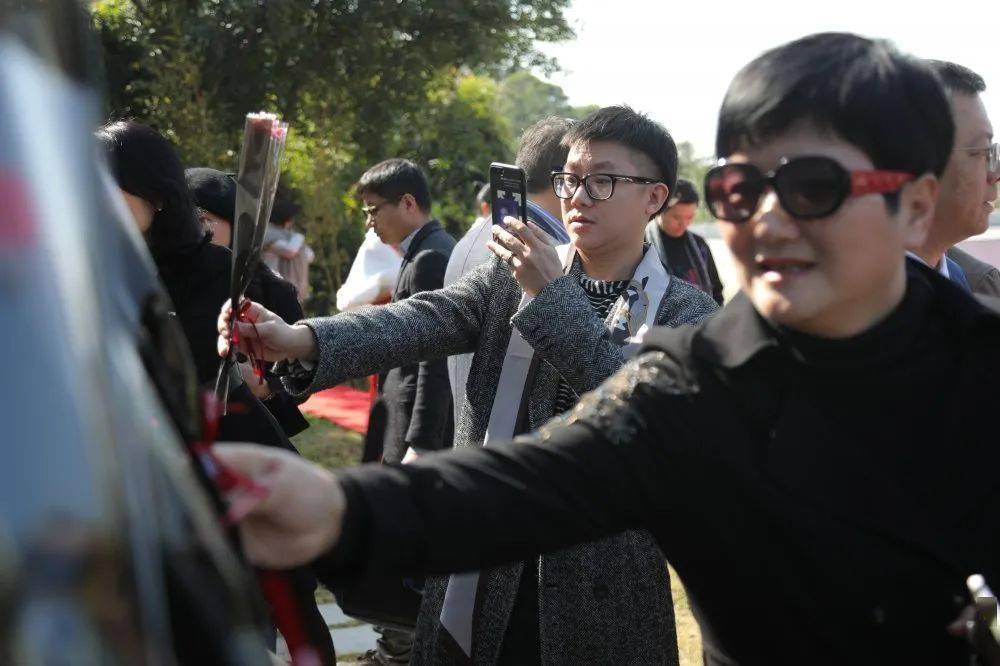 鞠躬献花主持人:中央广播电视总台大湾区之声主持人蔡志雄来自海内外