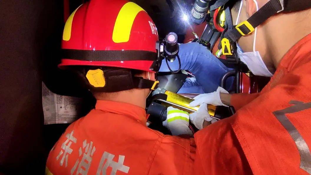 抢险救援赤岗高速出口附近货车追尾司机被困