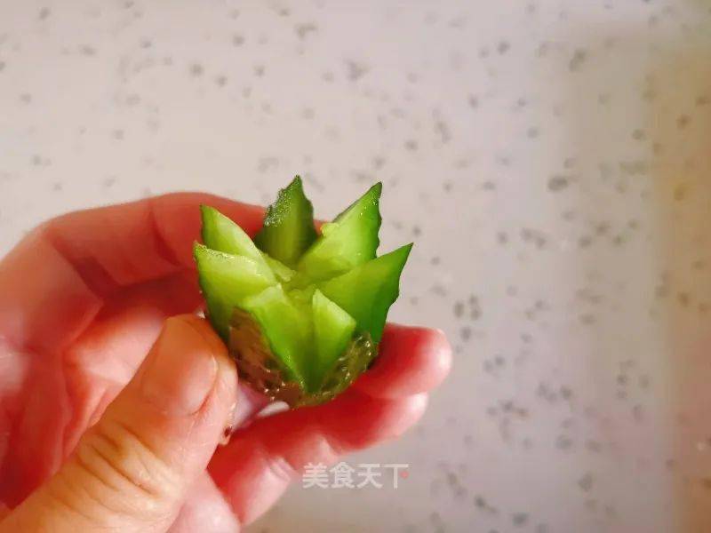 7. 黄瓜花间隔的摆在草莓中间.