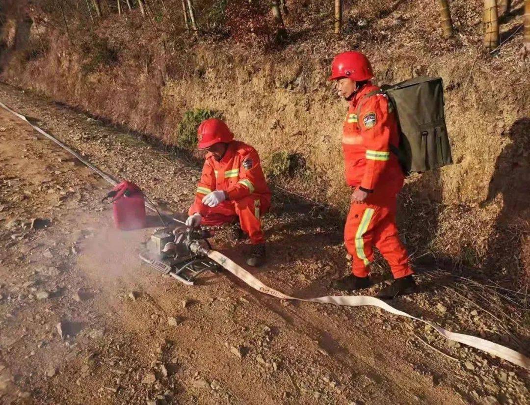 人員進山活動頻繁等特點,各屬地鄉鎮充分發揮農民信箱,宣傳橫幅標語