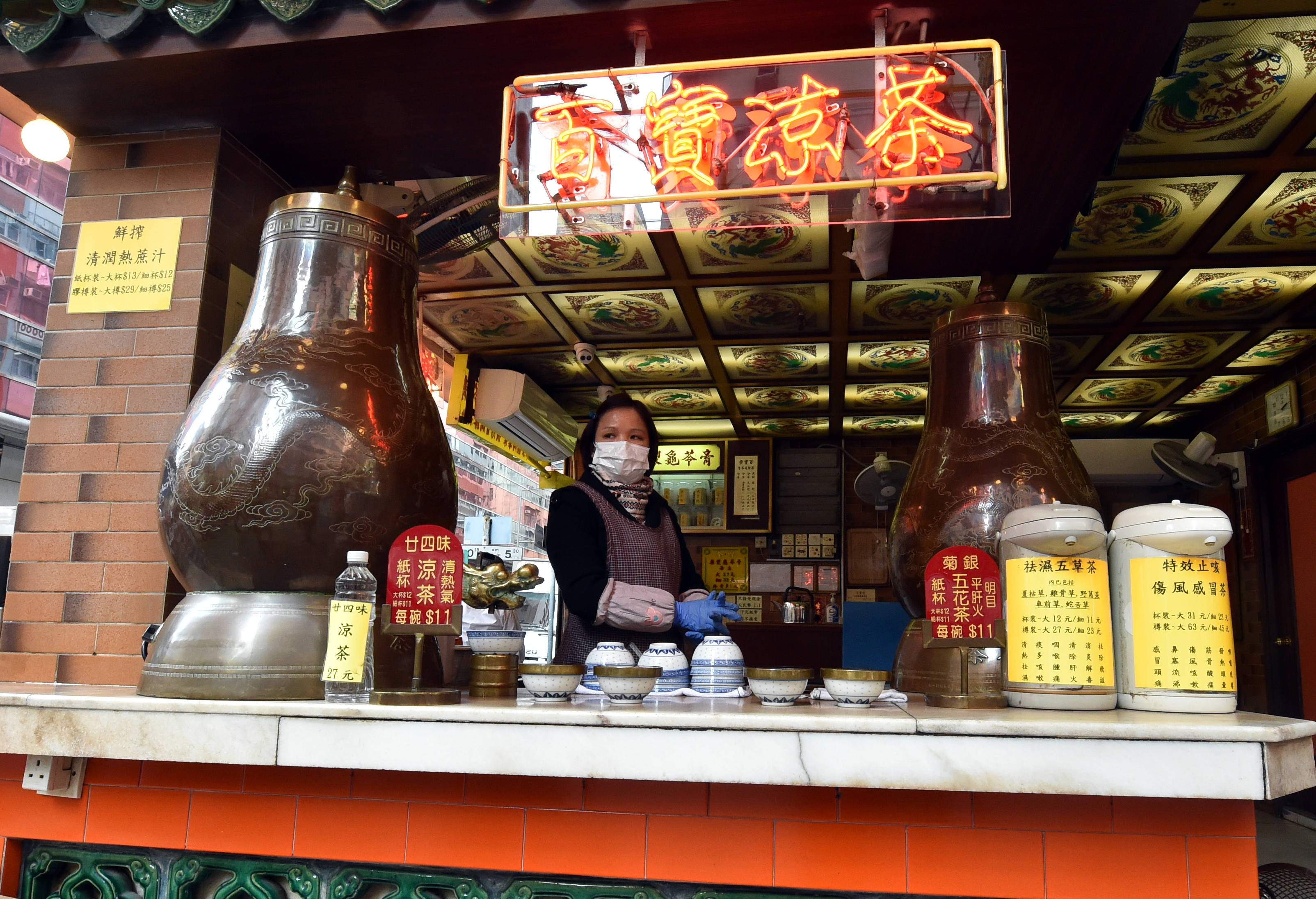 这是1月18日拍摄的香港一家凉茶店的店员.