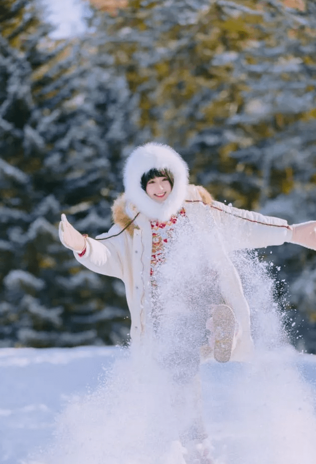 伸手接这个拍照姿势很适合在下雪天用,伸手去接雪,感受大自然的魅力.
