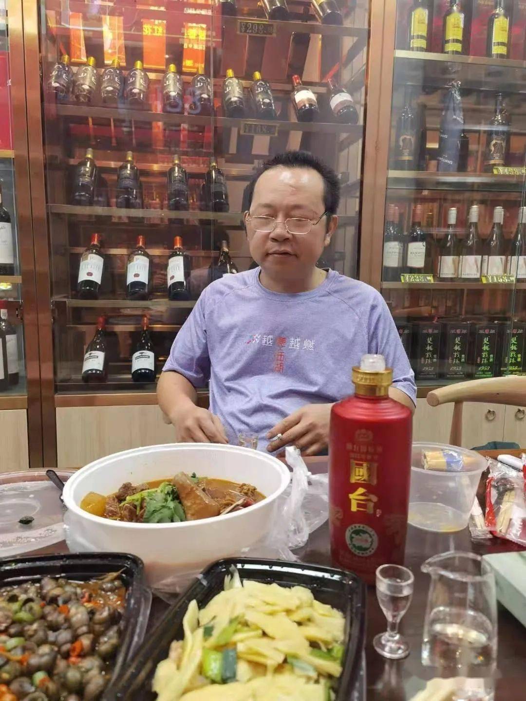 以陪寂寞的看店金花为理由老彭肥猪二朴等人经常提个菜就过去喝酒了