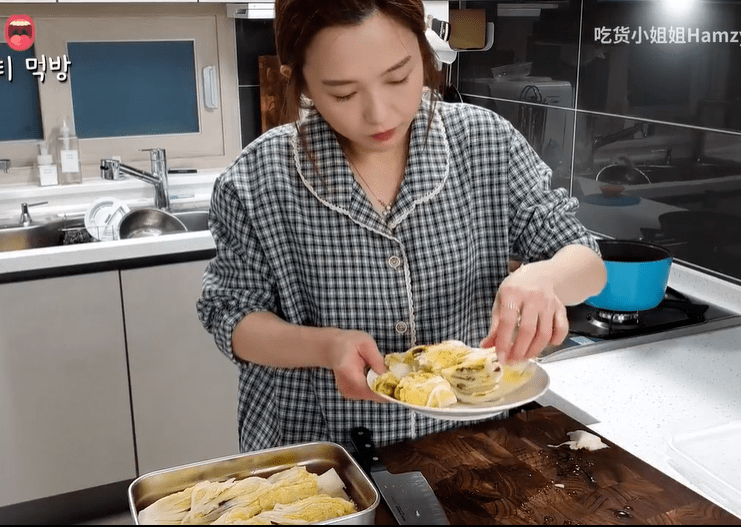 韩国吃播网红hamzy点赞辱华评论还拍泡菜视频内涵李子柒