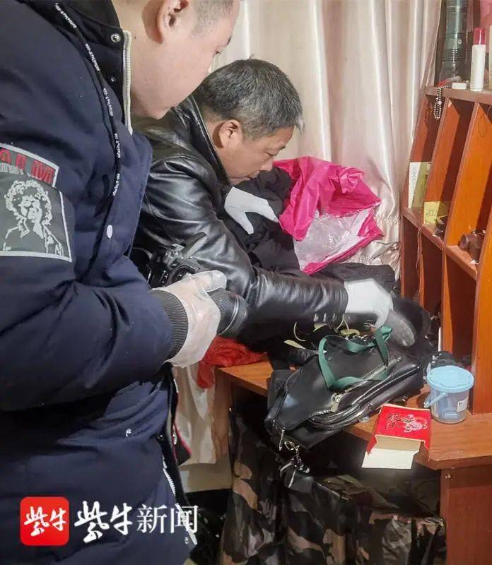 女子躺床上玩手机停不下来小偷躲衣柜憋尿崩溃变劫匪…-每日一淘