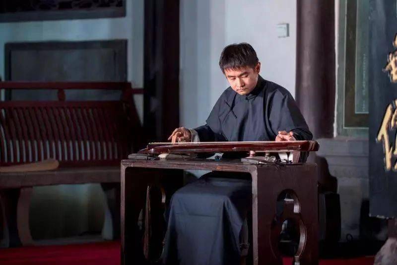 当代青年琴人的演奏十五高山丝弦梅花三弄流水笑傲江湖演奏刘亚东