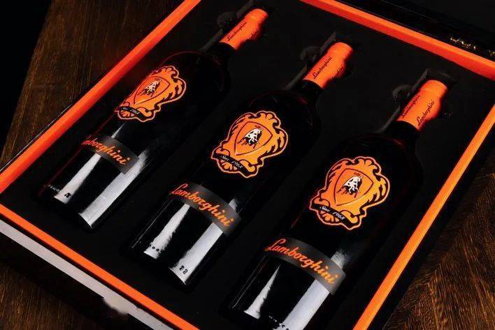 同时,酒庄还有着另外一款明星产品——  兰博基尼庄园半干起泡酒(超级