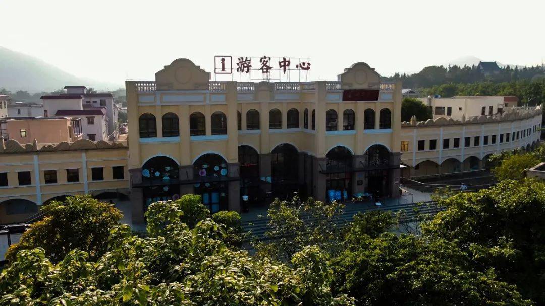 為完善旅遊產業基礎設施配套建設,鎮黨委政府投入2億元,整體提升景區