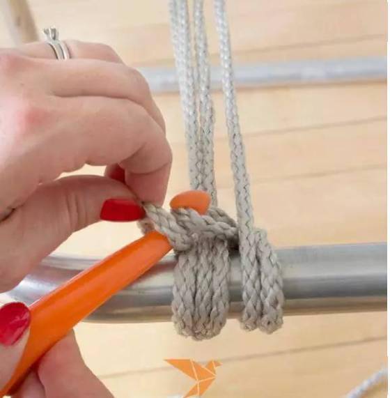 用彩色的绳子来编织侧面的部分的时候也是同样的方法,但是需要在中间