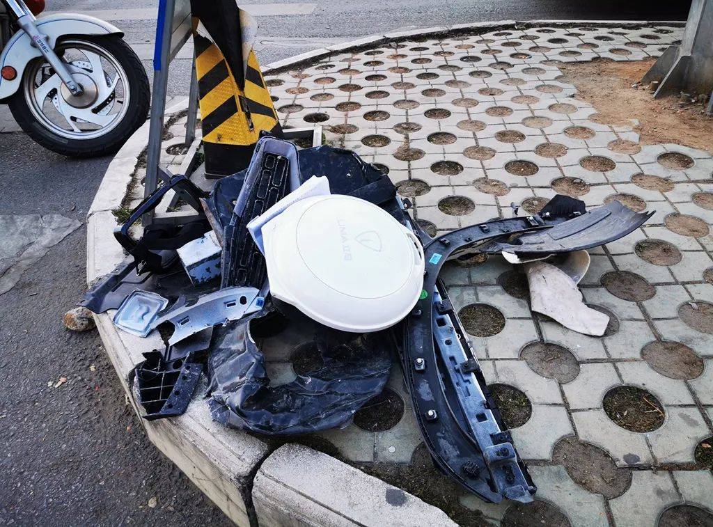 和驾驶证状态正常)沿南阳市范蠡路由东向西行驶至独山大道交又口时,与