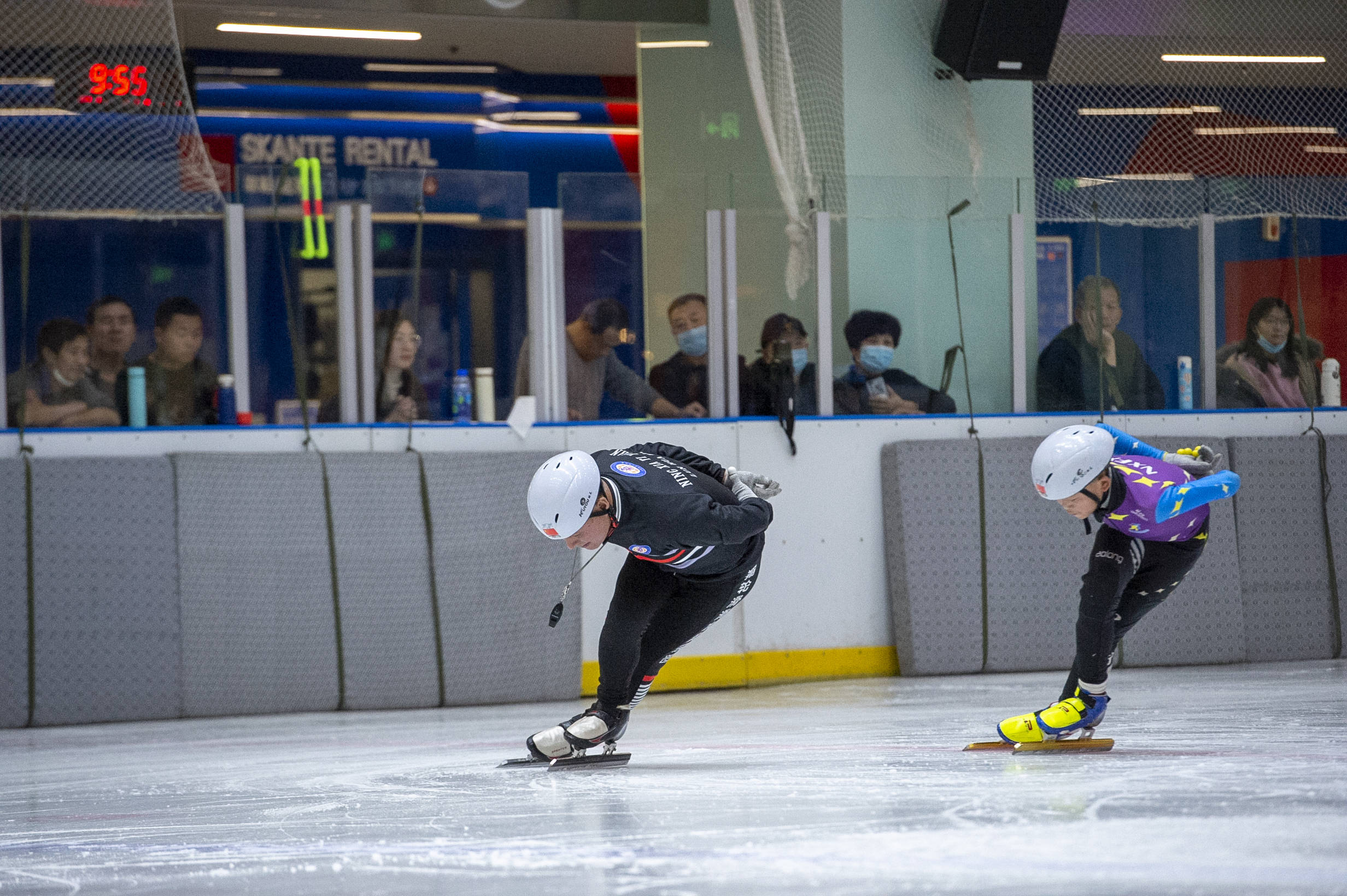冰面上的夜间"飞行"