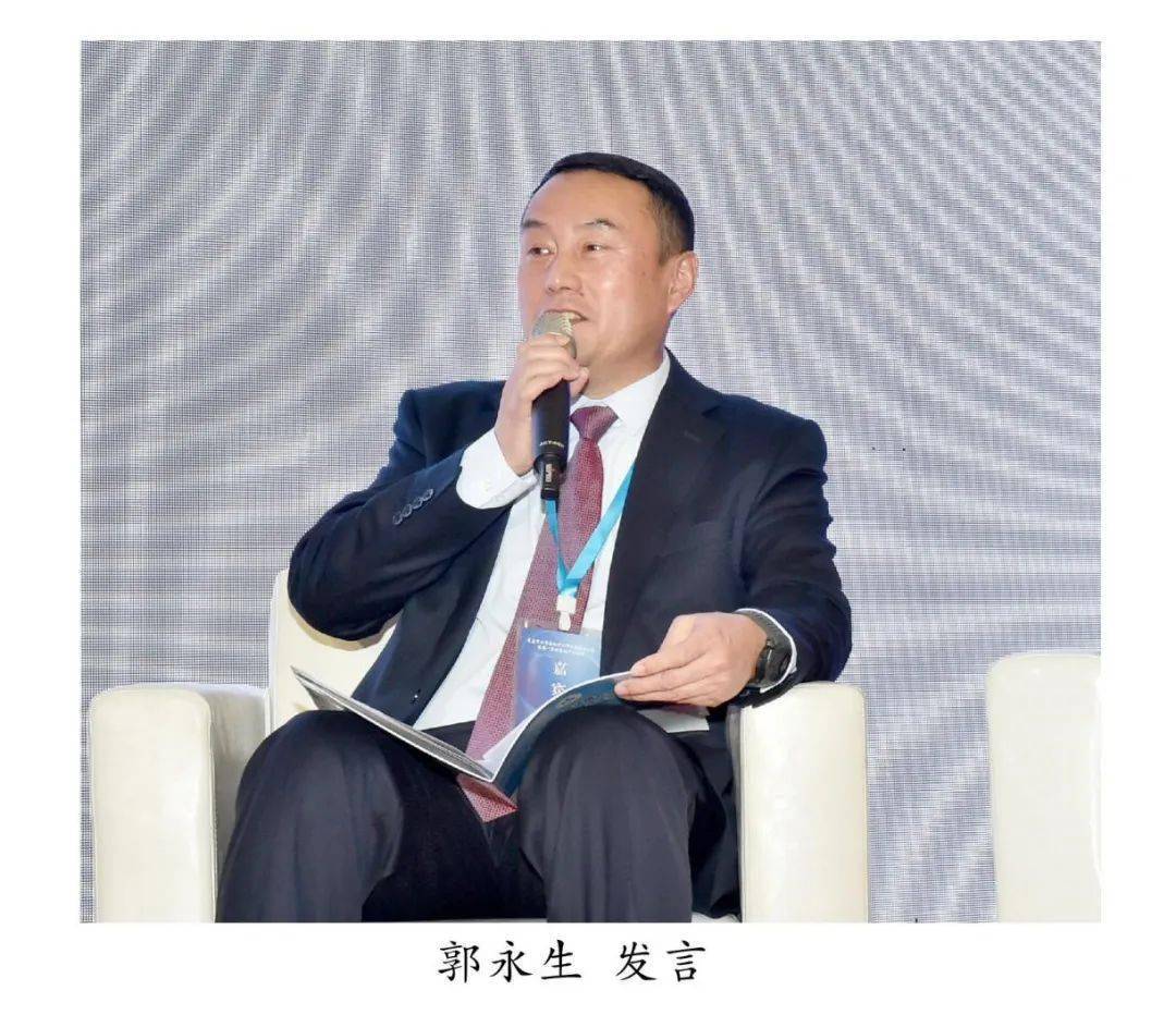 青岛大学法学院杨永志副教授主持了闭幕式,宣读优秀论文获奖名单并