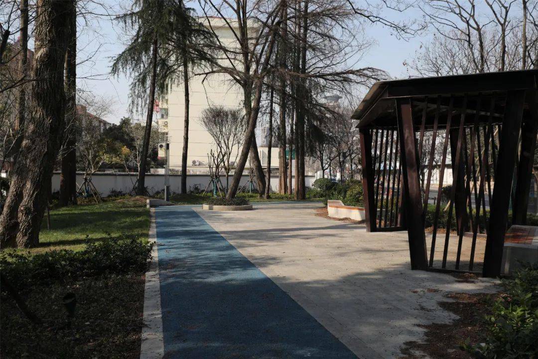 西南角母亲林环城路松汇路路口东北角东门入城口绿地(中山东路-松汇