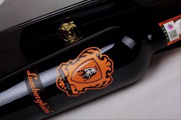 同时,酒庄还有着另外一款明星产品——兰博基尼庄园半干起泡酒(超级