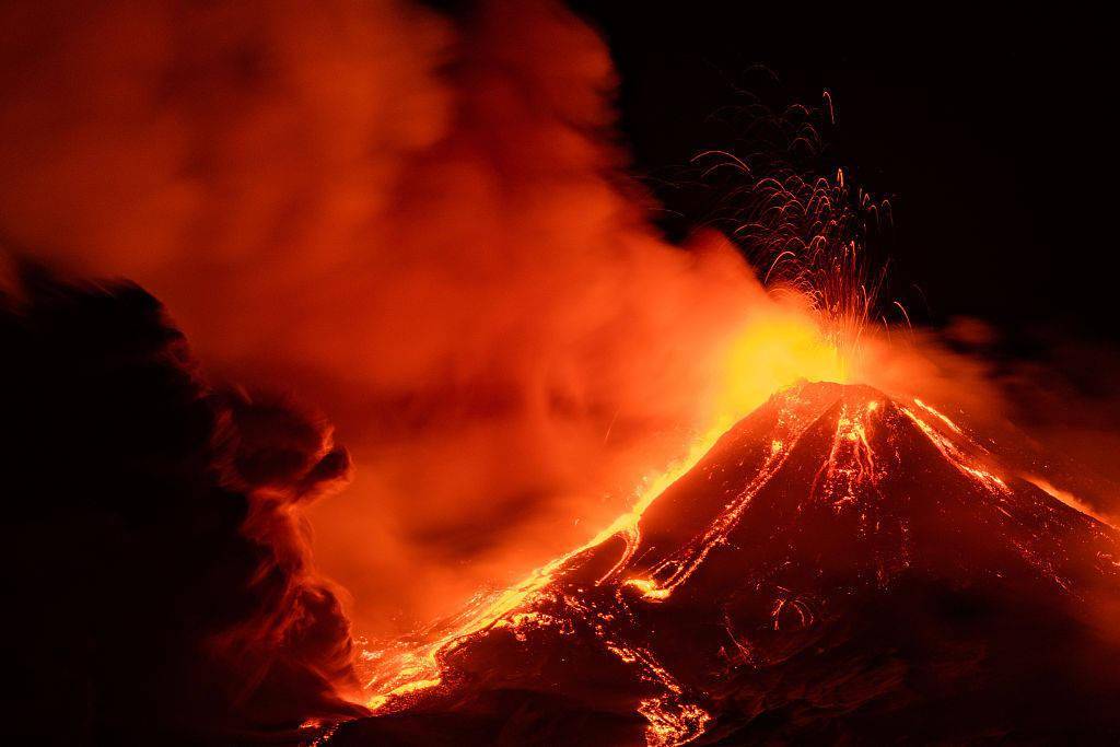 意大利埃特纳火山爆发熔岩从火山口流出