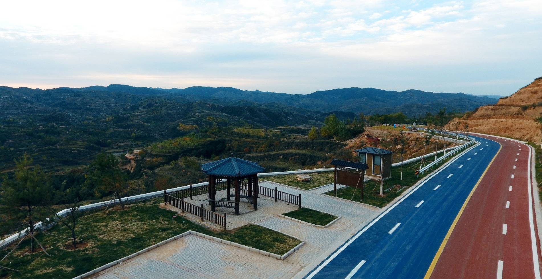 黄河一号旅游公路南庄-阁底段,位于山西省临汾市永和县乾坤湾景区核心