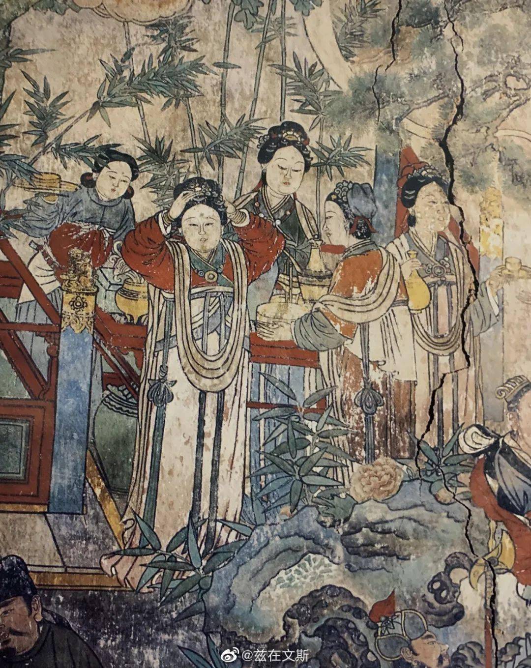 从水神庙穿过一堵隔墙便是广胜下寺,往里依次是山门(天王殿),千佛殿与