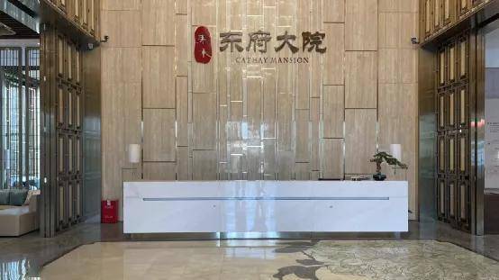 东府大院售楼部门口,没有保安小哥指引.昔日繁华落尽,今日空无一人.