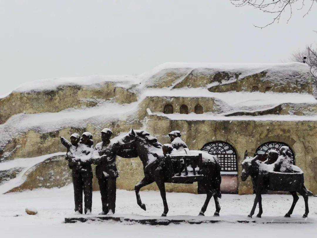还有吉祥物小飞龙,这里有马背摇篮里的娃娃,来六一幼儿院看雪吧,六一