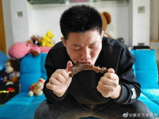 对于这样是否不太尊重拳迷,李景亮表示:"冠军也是人啊,在吃饭面前