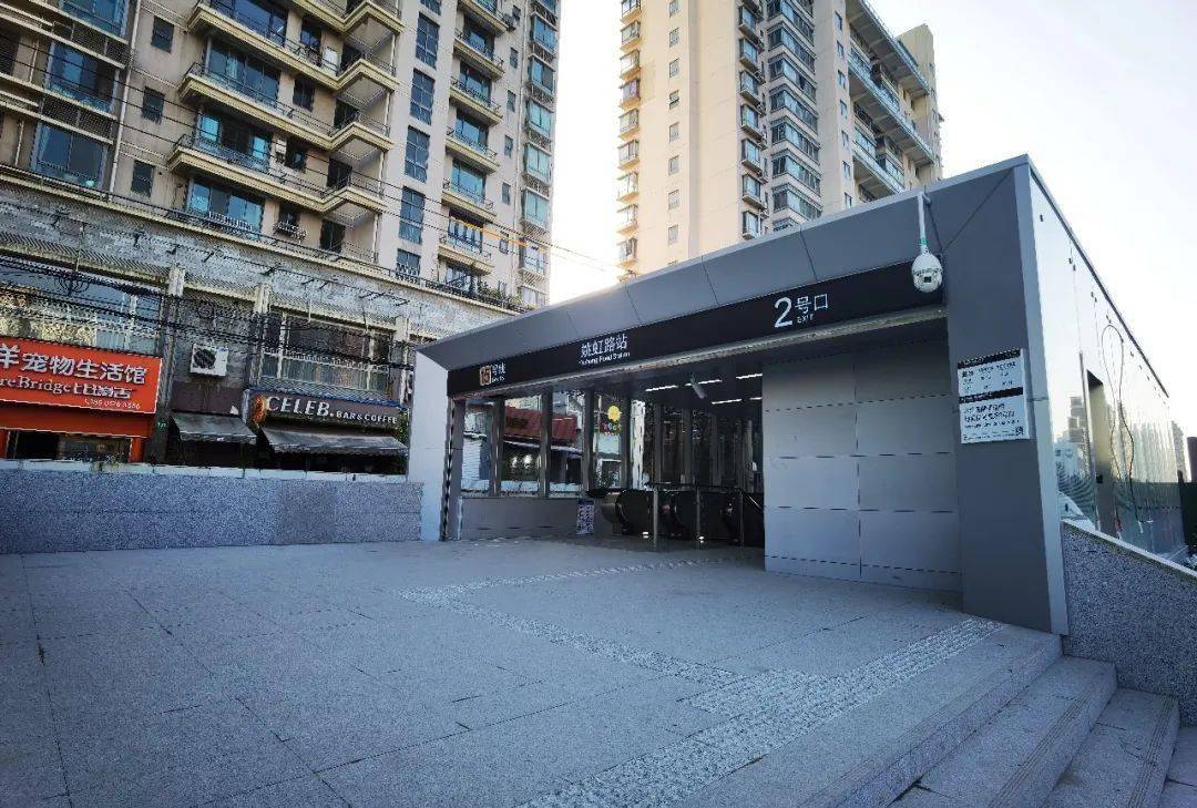 姚虹路站位于古羊路近红宝石路,在古羊路上开设2个出入口.